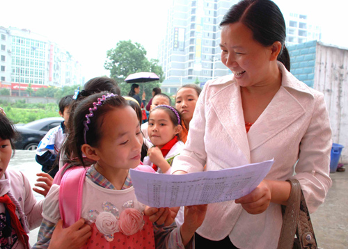 四川筠連縣83名農(nóng)村留守兒童喜認(rèn)“代理媽媽”迎六一