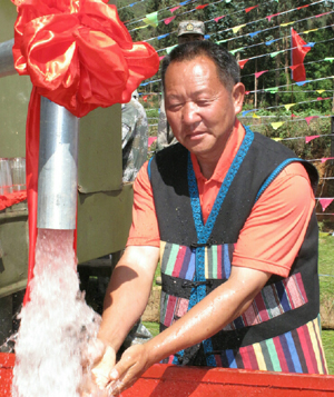 用忠誠和科學鑄就軍魂—記北京軍區給水工程團支援云南的抗旱打井行動