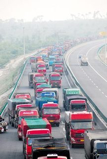 西北進京高速發(fā)生擁堵 張家口段似停車場(圖)