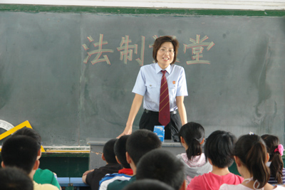 鄭州上街區法院一庭長護送學生放學獲贊譽