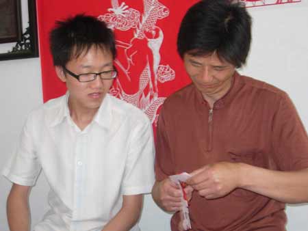 剪紙剪出一片藍(lán)天