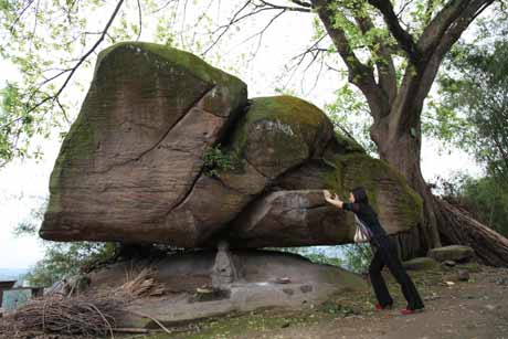 四川長寧驚現200多噸重的“搖搖石”