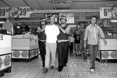 昆明家樂福遭爆炸物恐嚇 “詐”彈嫌犯指認(rèn)現(xiàn)場(chǎng)