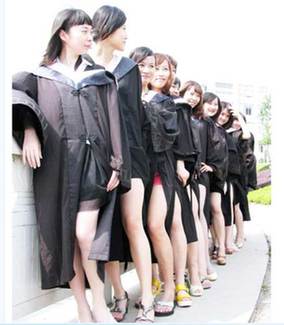 名校女生畢業(yè)照集體露大腿引爭議 網(wǎng)民態(tài)度不一（組圖）