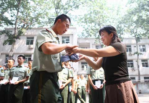 三里屯街道巾幗志愿者送服務進警營活動