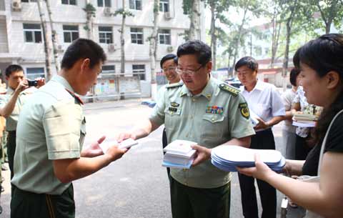 三里屯街道巾幗志愿者送服務進警營活動