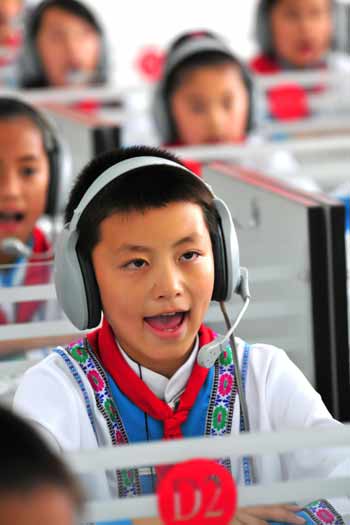 湖北恩施:校園廣推素質(zhì)教育 民族文化百花齊放(組圖)