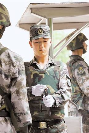 解放軍新條令要求營門衛兵須真槍實彈站崗執勤(圖)