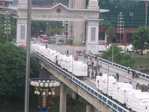 繁忙的中越邊境河口口岸(組圖)