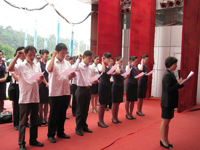 東航云南分公司乘務(wù)員黨員昆明世博園內(nèi)慶祝黨的生日