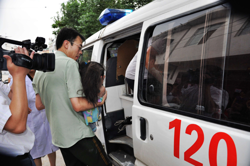 鎮(zhèn)平5歲女孩貪玩被卡墻縫 消防鑿墻成功解救