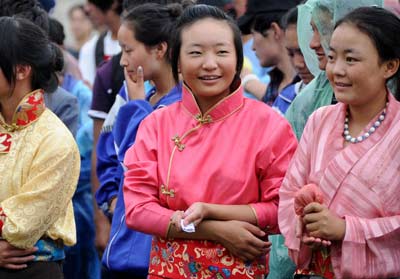 玉樹災(zāi)區(qū)首批赴省外就讀學(xué)生在都江堰復(fù)課