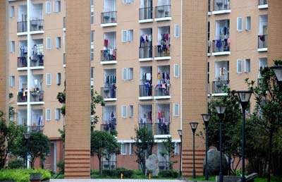 玉樹災(zāi)區(qū)首批赴省外就讀學(xué)生在都江堰復(fù)課