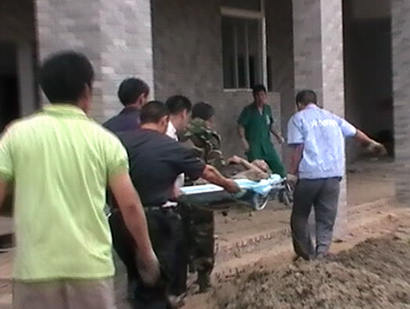 商丘消防成功營救被困地下管道中毒民工