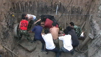 商丘消防成功營救被困地下管道中毒民工