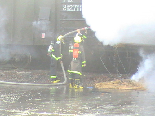 消防官兵10小時鏖戰成功處置火車黃磷泄漏自燃