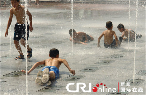 我國遭高溫天氣侵襲 各地民眾納涼避暑(組圖)