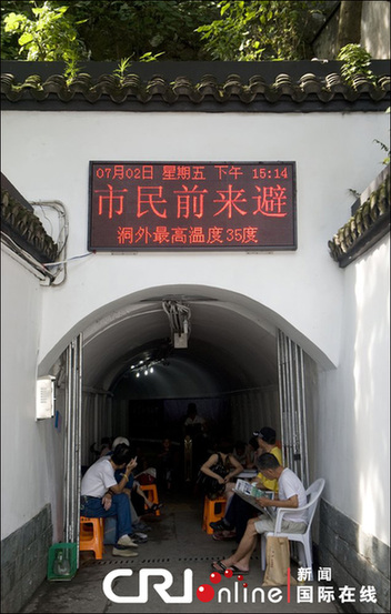 我國遭高溫天氣侵襲 各地民眾納涼避暑(組圖)