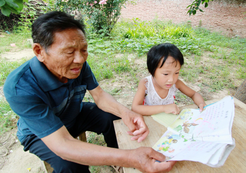 呼喚愛心：古稀老人撿廢品撫養棄嬰6年