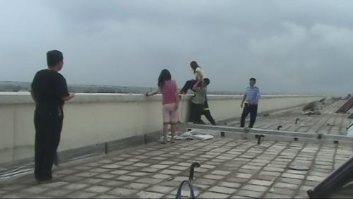 信陽少女感情受挫六樓欲輕生 玩伴勸解終獲救