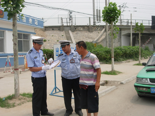 河南商丘交警頂酷暑指揮交通（圖）