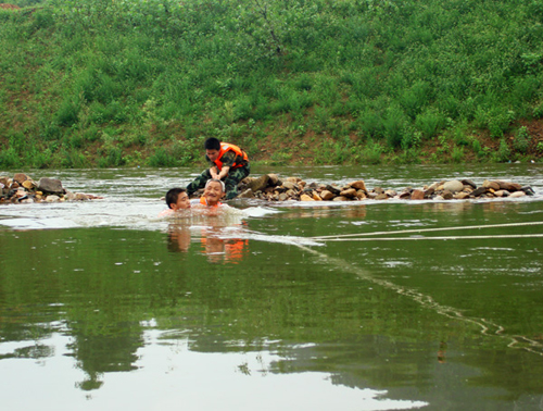 信陽成功解救因山洪突發被困古稀老人