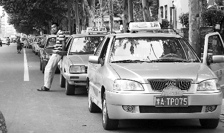 加氣站前排長隊 省會出租車遭遇夏季“加氣難”