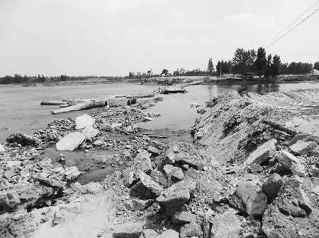 漫水橋屢成“奪命橋” 沙河里10余天已有4人身亡