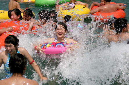 戲水消暑享清涼