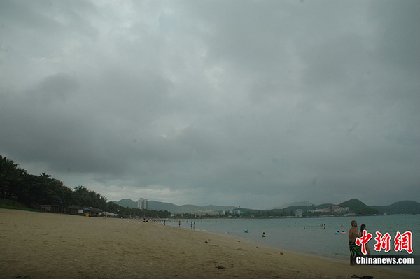 強(qiáng)熱帶風(fēng)暴“康森”來襲 三亞上空烏云密布
