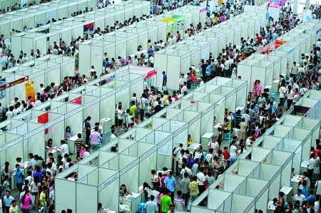 夏季人才招聘會最高年薪40萬 房地產縮水制造業增加