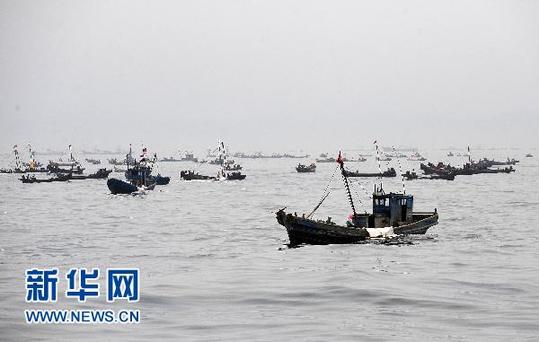 大連組織500余艘漁船出海清污