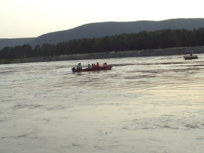 南陽淅川一男子跳進滾滾洪流欲自殺