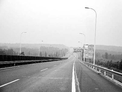 河南鄭少高速公路耗資600萬(wàn)裝路燈 多年未開(kāi)啟
