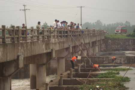 連降暴雨陳興寨水庫出險情 信陽消防四小時排險
