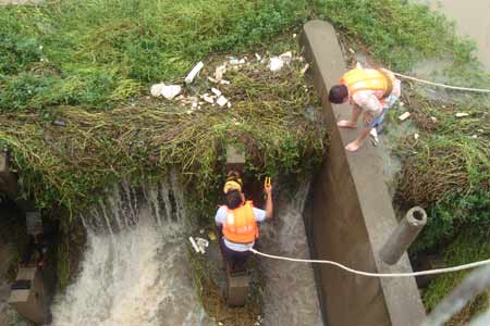 連降暴雨陳興寨水庫出險情 信陽消防四小時排險