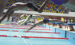 年過(guò)半百天天游泳 都說(shuō)他只有30歲！