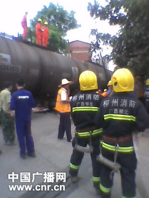 廣西柳州柴油罐列車發(fā)生脫軌事故(圖)