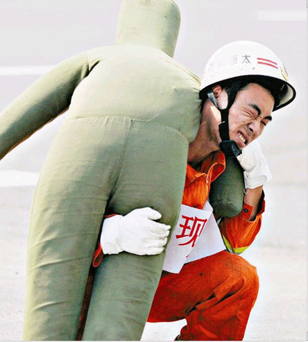 太原市消防部隊(duì)?wèi)?zhàn)士比武場(chǎng)上大PK