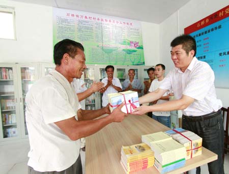 寧陵“扶弱培村”工作隊(duì)：送書(shū)助推新農(nóng)村建設(shè)