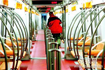 “想擦汗卻擠得拔不出手”北京1號線地鐵何時才能全裝上空調?