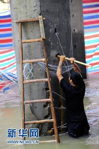 湖北最牛違規建筑因礙洪被成功爆破拆除