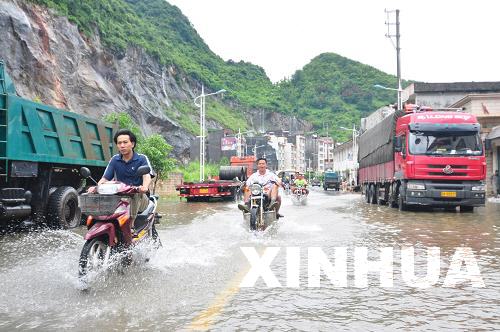 廣西部分地區(qū)遭暴雨襲擊 縣城部分街道出現(xiàn)內(nèi)澇