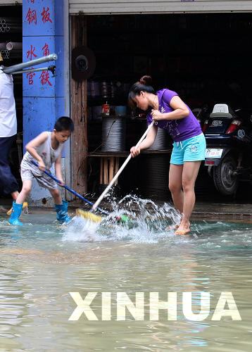廣西部分地區遭暴雨襲擊 縣城部分街道出現內澇