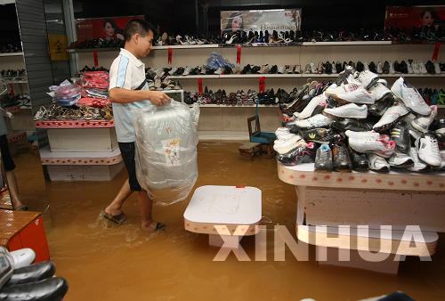 廣西部分地區遭暴雨襲擊 縣城部分街道出現內澇