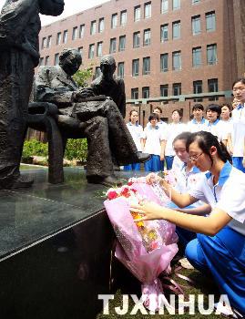 天津?qū)W子悼念錢偉長(zhǎng)先生