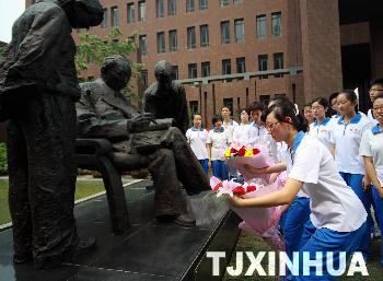 天津?qū)W子悼念錢偉長(zhǎng)先生