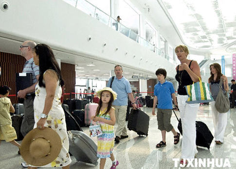 “海洋神話”號天津起航