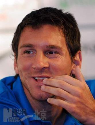 足球——巴薩在京與媒體見面