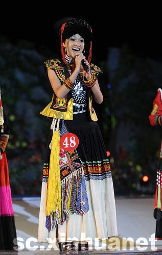 涼山火把節上最美的“索瑪花”